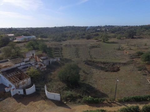 Design and build your large, detached property in a very beautiful area. Qualified land with RUINS and several fruit trees (almond, fig and olive), a total of 4.268 m2 where 389 m2 are an urban article in ruins. It comes already with an imposing entr...