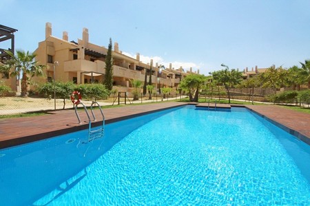 Lovely 3 bed, 2 bath 105m2 apartments situated on the Hacienda del Álamo Golf Resort now being sold with a massive 72% discount from new. Built to an exceptional standard on a Championship golf course the properties are within minutes of the new Inte...