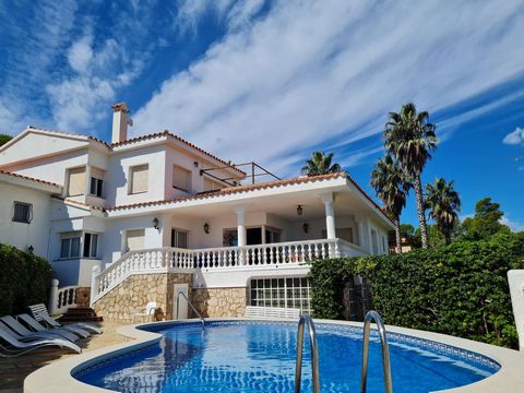 PALMERAS IMMO SELLS A HOUSE ON THE FIRST LINE! This house is located on the seafront with private pool It consists of: ground floor: - living room - dining room with fireplace and direct access to a large terrace with sea views - independent kitchen ...