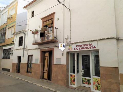 This 537m2 build townhouse is located in the center of the famous town of Iznajar, in the province of Cordoba, Andalusia, Spain. This very large property at the entrance we find a hall through which you can access a living room with views of the stre...