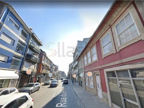 Building with approved project located in Porto. With a premium location, you will find in its surroundings all kinds of transport, just 2min from the metro station 'Heroísmo', where you will be able to connect to other parts of the city with the gre...