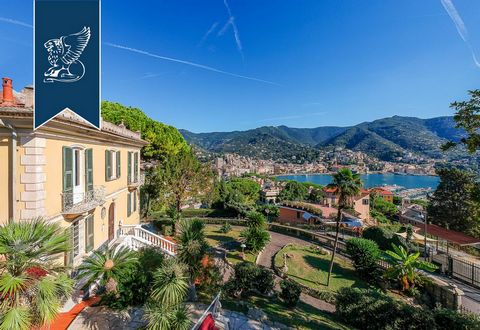 In posizione collinare con magnifico affaccio sul Golfo del Tigullio, è in vendita questa magnifica villa d'epoca a Rapallo in provincia di Genova. La proprietà di lusso è disposta su tre livelli ha una superficie lorda totale di 442 mq ed è cir...