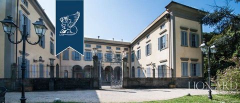 This beautiful prestigious villa, built around the second half of the 1500's, is located near the famous city of Pisa in Tuscany. This splendid abode with a total floor surface of 2200 m2 is surrounded by a centenary parkland of 10 hectares. Int...