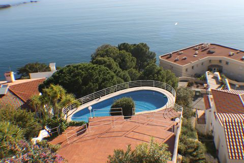 Die Ferienwohnung in Rosas / Roses verfügt über 2 Schlafzimmer und hat eine Kapazität 4 Personen. Die geschmackvoll ausgestattet und sonnige Unterkunft mit 70 m², mit Blick auf der Strand / das Meer. Befindet sich 500 m vom Sandstrand 