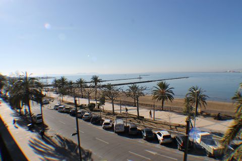 Comfortable apartment with a capacity for 4 people. It has a private terrace with views of the Bay of Roses. It is located in the center of Roses, in the neighborhood there are all kinds of shops and restaurants where you can enjoy the best fresh fis...