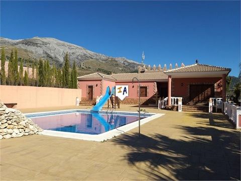 Prachtig landgoed van 199 m2 gebouwd op een heuvel en omgeven door bergen met een prachtig uitzicht op La Maroma in de provincie Malaga. Deze villa in kasteelstijl heeft een zeer grote parkeerplaats aan de voorzijde en eenmaal binnen leidt de hal naa...
