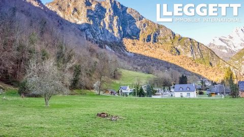 77190CMC31 - Are you looking to build your dream home in the Pyrenees in the South of France? Then look no further. This beautiful flat piece of land with 360 panoramic views of the mountains situated in a quiet and calm little quarter on the edge of...