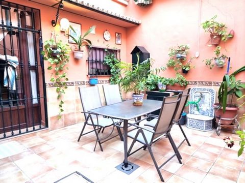 Located in the beautiful Andaluz village of Hinojos this double fronted family house is typical of the area with huge roof terrace and large internal patio. It is conveniently situated a short walk from the centre of the village with all amenities su...