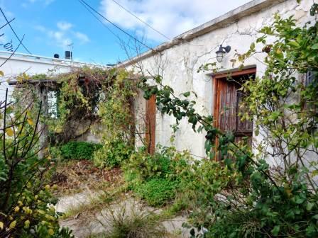 Chandras, Sitia, Oost-Kreta: Traditioneel stenen huis met tuin met uitzicht op de bergen. Het huis is ongeveer 65m2 en bestaat uit een keuken met open haard, drie kamers en een buitentoilet van ongeveer 4m2. Er zijn twee grote bergingen van circa 30m...