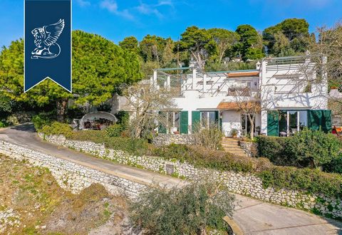 In the renowned Anacapri, just a few steps away from its charming town centre, there is this enchanting villa for sale offering picturesque views of the sea. This prestigious villa measuring approximately 170 sqm, is on a single floor and enjoys an i...