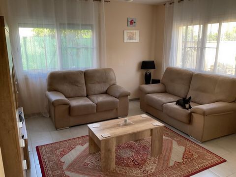 House with only four years old with all the comforts to live in it All rooms have a window The entrance to the house is fenced and its 40 m2 The living room is 20 m2 and its very sunny Next to it there is the kitchen with a access to the outside The ...