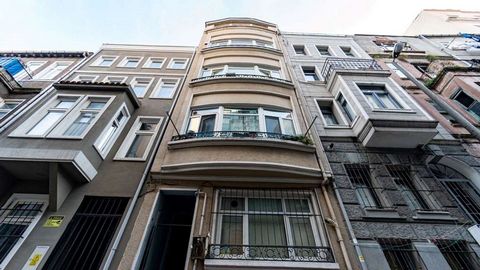 Logo atrás do projeto Taksim 360 em Beyoğlu Tarlabaşı, A uma curta distância da Rua Istiklal, Praça Taksim, Metro, Prédio Completo à Venda, Adequado para Airbnb, Boutique Hotel, Serviced e Escritórios Virtuais, 5 andares, 1+1 Apartamentos, 4 Apartame...