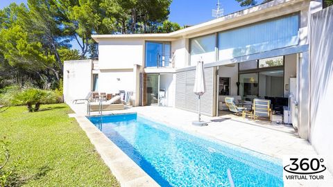 Sunny villa in popular residential area in the southwest of the dream island. This great Mallorca property has a plot area of approx. 529 m2, a built-up area of approx. 230 m2, an open terrace of approx. 30 m2, as well as a balcony of approx.  8m2 fr...