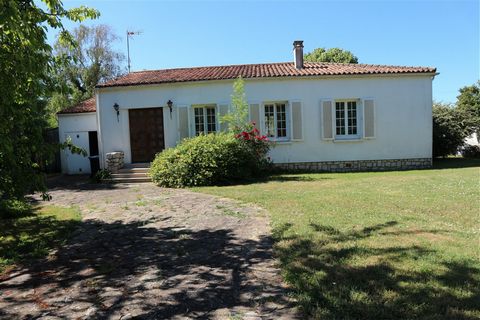 BEAUTIFUL TRADITIONAL BUILT HOUSE OF 130 M2 ON AN ENCLOSED LAND OF 1450 M2. IN THE CENTER OF LA JARRIE. 5 MIN WALK FROM THE TOWN CENTER. ALL SHOPS AND COLLEGE. House in good general condition of 130 m2 with total crawl space including: Entrance, toil...