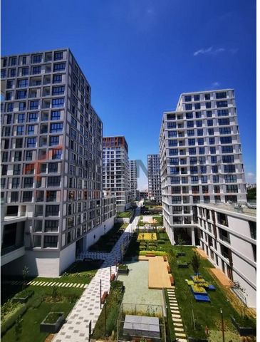 Appartement à vendre est situé à Basaksehir. Basaksehir est un quartier situé sur la rive européenne d’Istanbul. Il est considéré comme un quartier moderne et bien planifié, qui met l’accent sur la vie durable et les espaces verts. La région est conn...