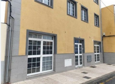 Commercial premises for sale of 124 m². Available in Granadilla de Abona, in Santa Cruz de Tenerife. The commercial space is very well connected, just a few minutes from the bus station and close to various access roads, the TF.64 and the TF-28. The ...