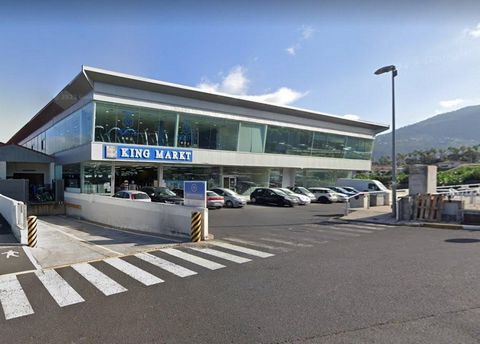 Local comercial de 623 m² en venta situado en la localidad de Puerto de la Cruz, provincia de Santa Cruz de Tenerife. El espacio comercial está bien comunicado, con los accesos TF-320, TF-312 y TF-5 a escasos minutos y próximo a parada de autobús con...