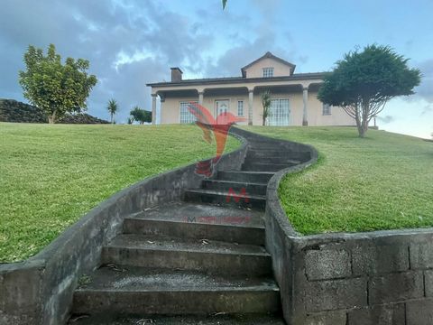 Detached 4 bedroom villa with sea and mountain views in Lugar dos Toledos, Madalena do Pico Ground floor - T2 1 Bathroom; Kitchen with living room; Upstairs access; 2 Bedrooms Middle Floor - T3 Kitchen; Living room with dining room; ( Enjoying a fire...