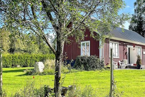 Willkommen in einem unglaublich charmanten Ferienhaus inmitten klassisch schwedischer Idylle. Das typisch rot-weiße Holzhaus ist das ehemalige Missionshaus von Ullasjö und wird von einer grünen Hecke umgeben. Auf dem Grundstück steht eine schöne Rase...