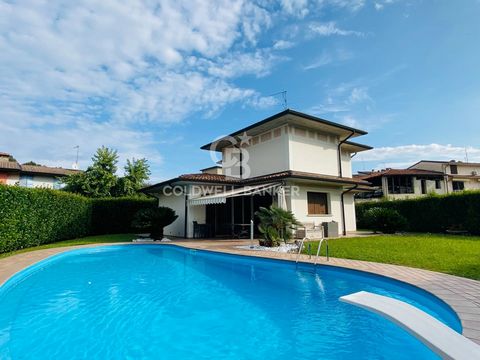 Schöne Einzelvilla mit Pool auf den Hügeln oberhalb von Salò. In Soprazocco, Gemeinde Gavardo, bieten wir eine elegante Einzelvilla mit Swimmingpool zum Verkauf an, gut gebaut und perfekt gepflegt. Die Lage ist strategisch günstig, auf einem Hügel, n...
