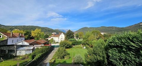 A very sweet price for this large town house with garden in the heart of Vizille, cradle of the French Revolution! 15 minutes from Grenoble, located in the heart of the city, 2 steps from shops, amenities and schools for your children, this large tow...
