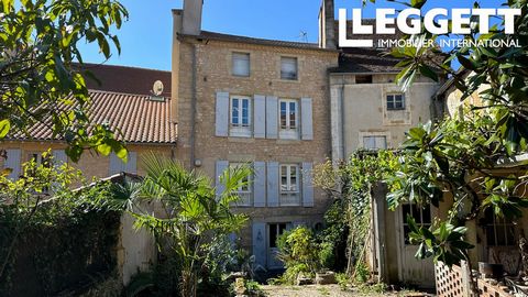 A24278JT24 - Charming town house situated in the heart of Excideuil, all amenities in walking distance. The house is liveable straight away, there is an attached garden and courtyard of 340m², where you will also find a water well and a shed. Informa...