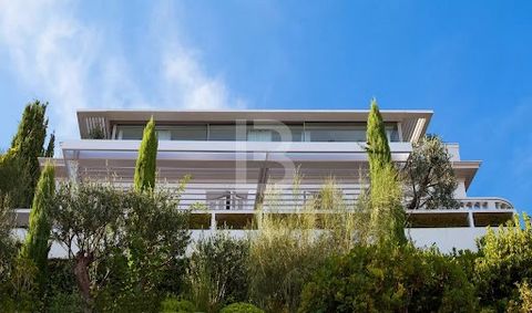 This elegant contemporary villa of approx. 138 m2 is a real gem in Eze by the sea. Designed by a renowned designer with great taste and the finest materials, it boasts an exceptional location in a calm, verdant setting, just a short stroll from the b...