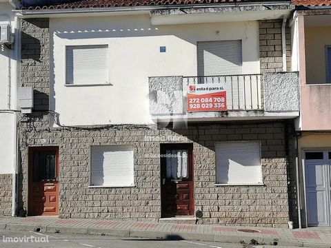House in Alcains for Sale. House to recover Bifamiliar with patio. Two independent floors. R / Ch has three bedrooms, large kitchen, full bathroom and patio. 1st floor three bedrooms, kitchen, full bathroom large attic and also has access to the pati...