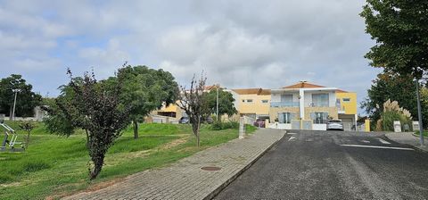 Urbanized allotted land for construction of various prices and sizes, for semi-detached or detached houses, already with water, gas and electricity available. This very pleasant urbanization is located in the area of Torres Vedras, in Campelos, 4 min...