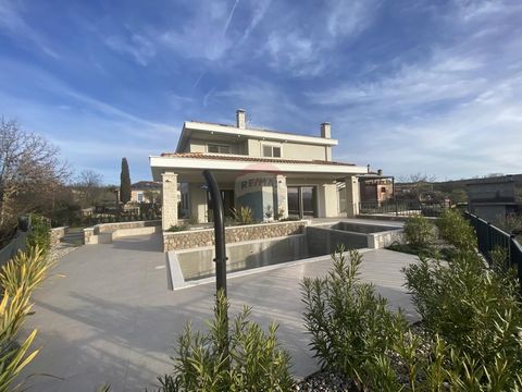 Eine moderne mediterrane Villa mit einer Gesamtwohnfläche von 322 m2 befindet sich in einem ruhigen Teil der Gegend von Malinska. Entfernung von MRA 2000 m. Es besteht aus Keller, Erdgeschoss und erstem Stock. Im Keller gibt es eine Sauna, einen Sozi...