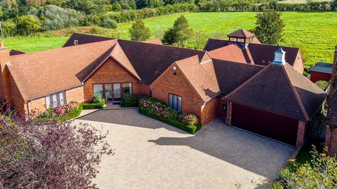 Designed and created in 2012 by the present owner, this is the finest example of single storey living we have had the pleasure to bring to market. With an American influenced design, this stunning home offers exceptional space and practicality all pr...