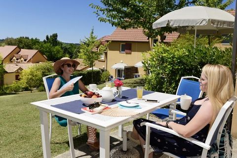 Holiday park Les Coteaux de Sarlat has about a hundred semi-detached maisonettes, situated on a slightly sloping property at the edge of the historic town of Sarlat. The holiday park offers a lovely panoramic view of this tasteful, medieval town. The...