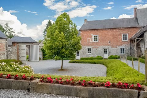 Verblijf in dit luxueuze vakantiehuis op een boerderij in de Ardennen. Je kunt genieten van de prachtige tuin en dankzij de 12 slaapkamers kunnen er maar liefst 32 personen en 2 huisdieren verblijven in deze accommodatie. Ideaal voor speciale gelegen...