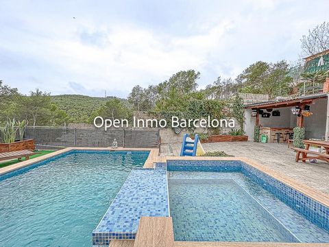 In the quiet urbanization of Les Caolines, in Olivella, we find this wonderful house built in the mountains and surrounded by nature. At street level, impressive garage with space for 6 cars, tool area and work area. We went up some stairs and found ...