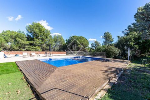 Lucas Fox is pleased to present a magnificent building, with 2 conjoined houses, ideal for 2 families who wish to live in the middle of nature, a quiet area, with maximum privacy and excellent communications, 20 km from Barcelona. One of the homes co...