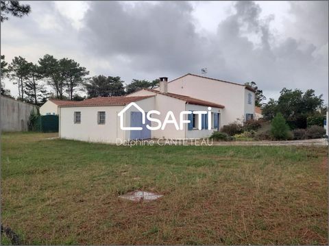 Your real estate advisor, Delphine Canteteau, for the SAFTI network offers you this large, quality house that is rare in the area, located in the lighthouse district of La Tranche sur mer, 300m from the beach, and 1km from the center and all business...