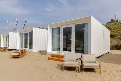 This unique, detached beach house is located in the small-scale resort Beach Houses Zandvoort, directly on the beach of the nice seaside resort with the same name. The centre of Zandvoort is only 1.5 km away. The ground-floor beach studio is furnishe...