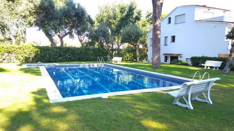 Halfvrijstaand huis (125 m2) gelegen in Calella de Palafrugell, op 800 m van het strand en het centrum van de stad, in een vakantiegebied met een gemeenschappelijk zwembad en tuinen (10 huizen). In het noordoosten van het Iberisch schiereiland, een m...