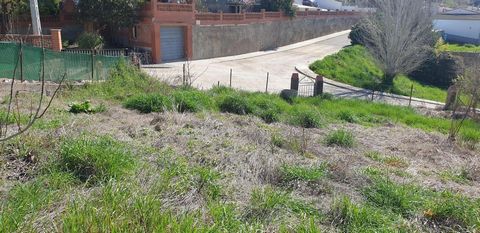 Beautiful plot, developable of 562 m2 40 km from Barcelona and 1.9 km from the Renfe station of Gélida.With mountain views and entrance through two streets. With a single-family housing project.