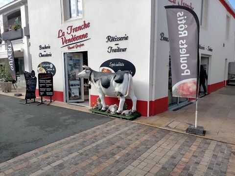 LA TRANCHE SUR MER - BOUCHERIE CHARCUTERIE ROTISSERIE TRAITEUR - Location number 1. In the heart of its lively city center close to the beaches, in a family resort. Local and loyal clientele. Kitchen and sales area equipped with professional equipmen...