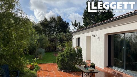 A25236KRW85 - This charming and comfortable house of 123,7 m2 is situated on a lovely plot of 11.000 m2, with its own pond, in which you could either swim or go fishing. The owners created a lovely garden around the house, with its vegetable plot and...
