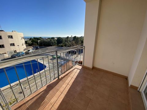 Mooi appartement te koop in Alcanar Playa, Costa Dorada. Het appartement heeft een oppervlakte van 70 m2 die zijn verdeeld in twee slaapkamers, een met uitzicht op zee en de andere met uitzicht op de bergen, een doucheruimte en een open keuken naar d...
