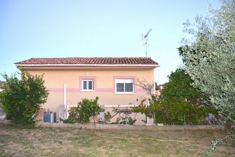 For sale this fantastic detached villa with land. 635 m2 of land with orchard, fruit trees, barbecue area and swimming pool to renovate. House with 4 floors and 162 m2 of living space. On the ground floor there is a spacious living room of 40 m2 with...