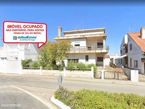 BUSY. Property not available for visits (corresponds to the undivided part of 33%), is busy, being marketed in this condition! House V6 of 2 floors, with garage attached in the street in Castro Verde. The property consists of: • R/C: hall, 4 rooms, k...