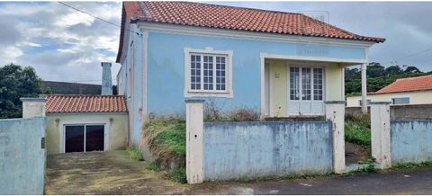 Detached house (VILLA) for sale, of typology T7 (although registered as T5), consisting of 3 floors (Floor 0, lower floor and use of attic) and built on a plot of land with 1,013 m2 of registered area, located in the parish of Lajes, municipality of ...