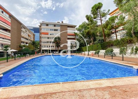 337 sqm flat with a 18sqm Terrace and views in Conde Orgaz - Piovera, Hortaleza.The property has 5 bedrooms, 3 bathrooms, swimming pool, 1 parking space, fitted wardrobes, garden, heating, concierge and storage room. Ref. VMN2208014 Features: - Swimm...