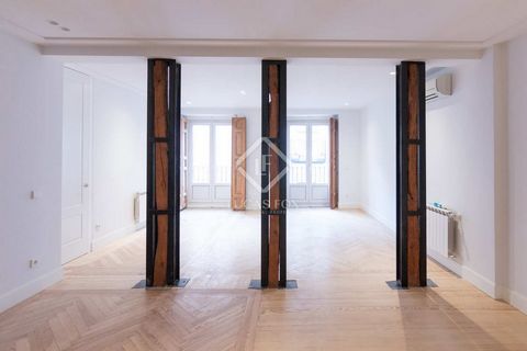 Lucas Fox presenta esta excelente vivienda de 132 m² situada en una finca clásica con ascensor de 1900 en la zona de Malasaña- Universidad, Madrid. La vivienda completamente reformada y a estrenar consta de un salón amplio y luminoso, con dos balcone...