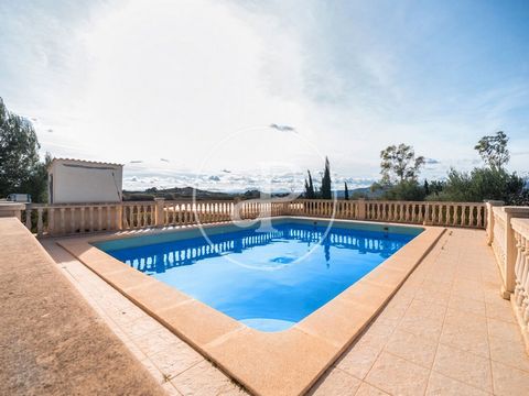 273 sqm house with Terrace and views in Alginet.The property has 4 bedrooms, 2 bathrooms, swimming pool, 4 parking spaces, garden, heating and storage room. Ref. VV2301013 Features: - SwimmingPool - Terrace - Garden