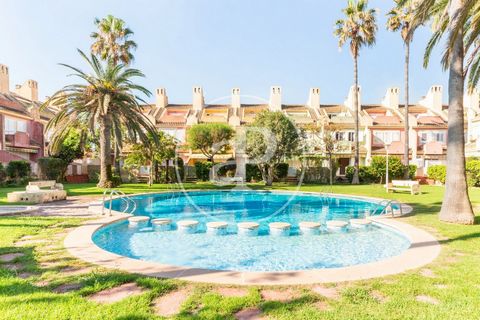 AProperties presents this beautiful townhouse on El Perello beach. If you want a place to live all year round, spend your holidays, or enjoy your weekends, this is the ideal property, close to Valencia but far from its hustle and bustle. This bright ...
