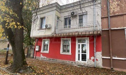 SUPRIMMO agency: ... We offer for sale a floor of a house meters from the Danube. The property has an area of 80 sq.m, located on the first floor in a two-storey residential building. The floor is facing east and has access to two streets. It consist...